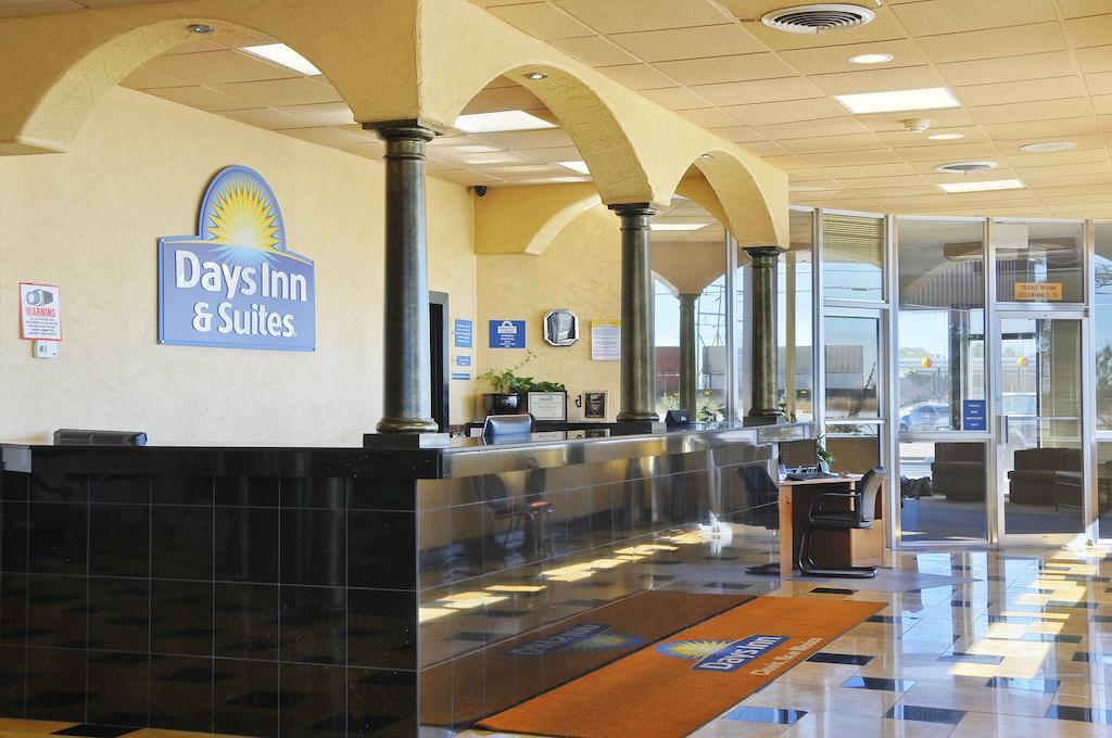 Days Inn & Suites By Wyndham Кловис Интерьер фото